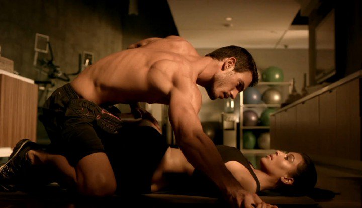 Kim-Kardashian-Skechers-Super-Bowl-XLV-Commercial-5